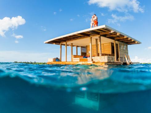 Mitten im Meer - das schwimmende Hotel von Tansania
