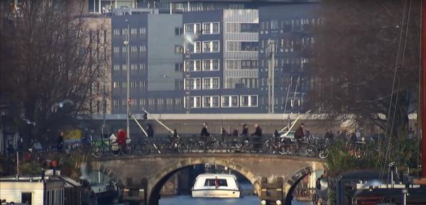 Typsiche Brücke in Amsterdam