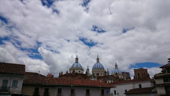 Cuencas schönste Kathedrale über den terrakottafarbenen Dächern der Stadt