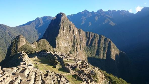 Die ersten Sonnenstrahlen früh morgens um sechs am Machu Picchu