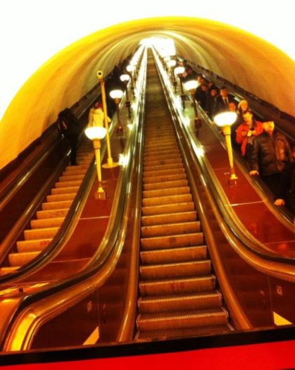 Eine der vielen langen Rolltreppen zu den Metro Bahnsteigen