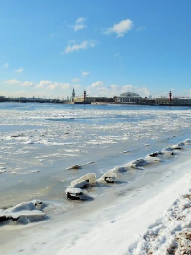 Ufer der Neva mit Blick auf die Strelka mit ihren beiden roten Rostral-Säulen