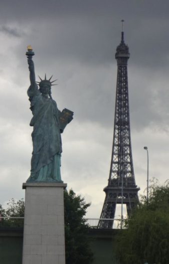 Die kleinere Freiheitsstatue in der Nähe des Eiffelturms