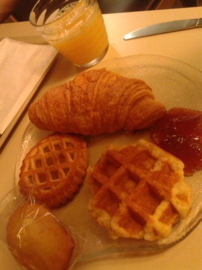 Baguette und Süßes zum Frühstück in Paris