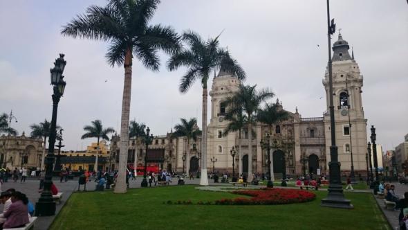 Einer von Limas hübsch dekorierten Plazas im Zentrum der Stadt