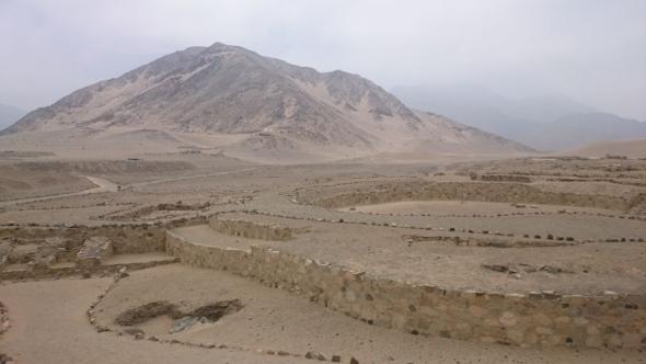 Die Ruinen von Caral vor der beeindruckenden Berglandschaft nördlich von Lima