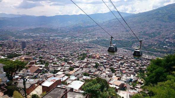 Seilbahn über den Dächern der Häusern von Comuna 13 – ein Zeichen urbaner sozialer Integration